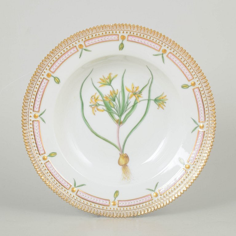 Royal Copenhagen, Denmark. Flora Danica porcelain dinner plate with botanical motif, pierced gilded: Royal Copenhagen Flora Danica dinner plate, model 20/3545, 1945, first quality. Exceptional hand-painted porcelain dinner plate from the Flora Danica service featuring a botanical motif, pierced gilde