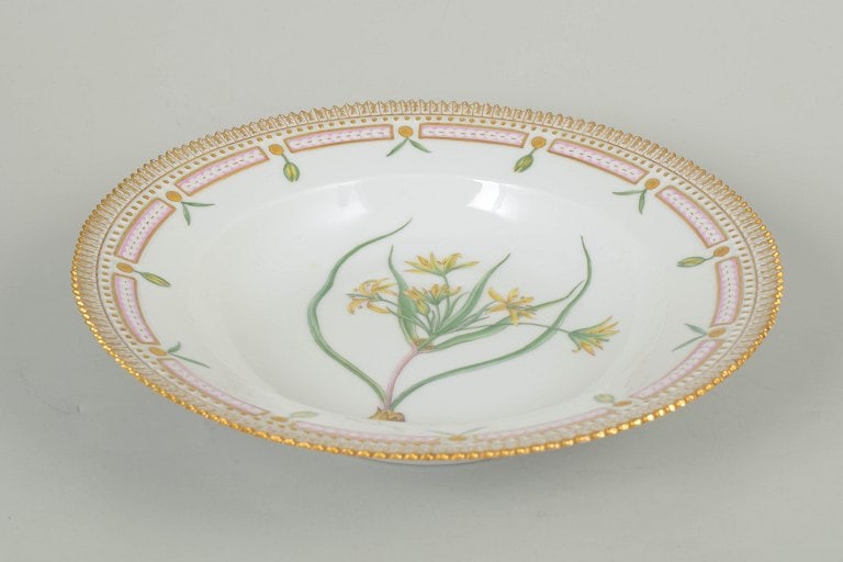 Royal Copenhagen, Denmark. Flora Danica porcelain dinner plate with botanical motif, pierced gilded - 2