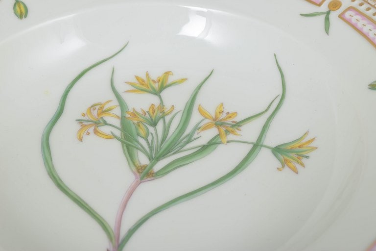 Royal Copenhagen, Denmark. Flora Danica porcelain dinner plate with botanical motif, pierced gilded - 3