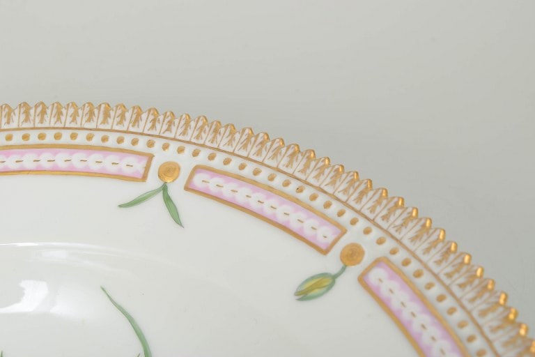 Royal Copenhagen, Denmark. Flora Danica porcelain dinner plate with botanical motif, pierced gilded - 4