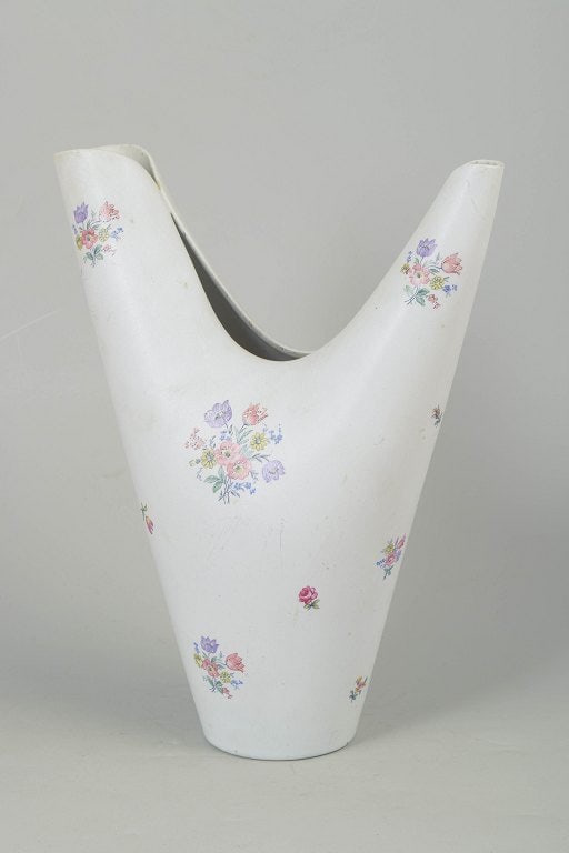 Stig Lindberg for Gustavsberg, Sweden. Large faience "Veckla" vase with a folded form and: Stig Lindberg for Gustavsberg, large "Veckla" vase. Large sculptural "Veckla" vase in faience with an elegant folded form and hand-decorated floral ornamentation on white glaze. Origin: Sw