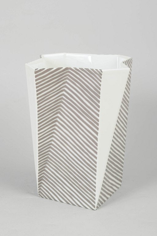 Else Kamp for Bing & Grøndahll, Denmark. Geometric porcelain "Futura" vase in white and grey: Else Kamp for Bing & Grøndahll, "Futura" vase. Geometric porcelain vase, model 1923 / 5478, with faceted polygonal form and decorative grey linear pattern on white glaze. First quality. Origin: D