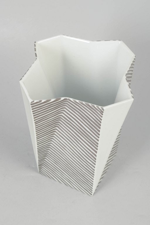 Else Kamp for Bing & Grøndahll, Denmark. Geometric porcelain "Futura" vase in white and grey - 2