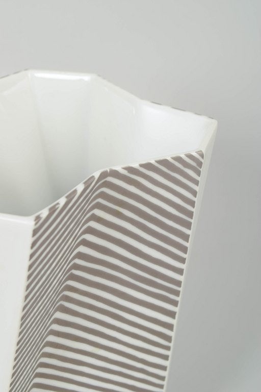 Else Kamp for Bing & Grøndahll, Denmark. Geometric porcelain "Futura" vase in white and grey - 3