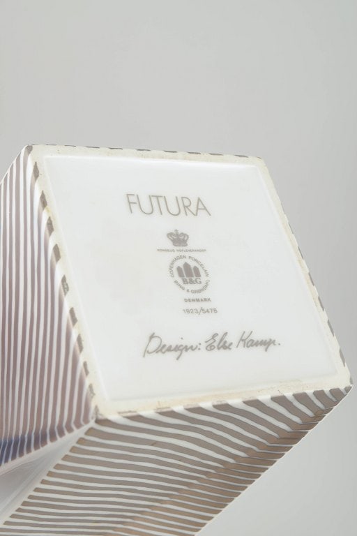 Else Kamp for Bing & Grøndahll, Denmark. Geometric porcelain "Futura" vase in white and grey - 4