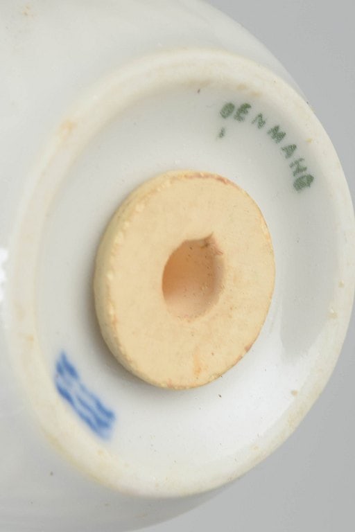 Axel Salto for Royal Copenhagen, Denmark. Porcelain salt and pepper set with relief decoration. - 4