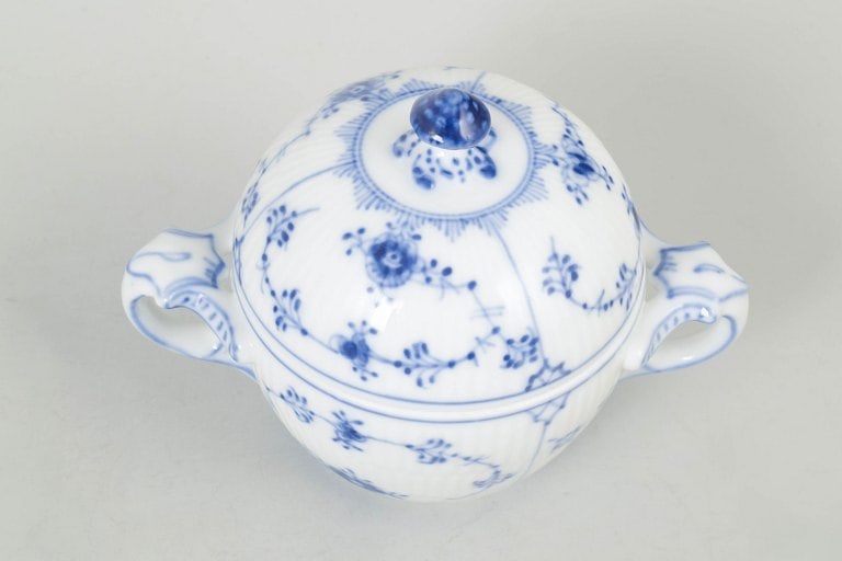 Royal Copenhagen, Denmark. Blue Fluted Plain, sugar bowl with cobalt blue pattern. Approx. 1920s. - 2