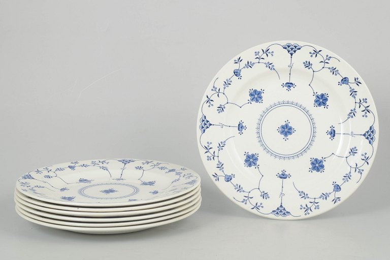 Churchill Staffordshire, England. Set of seven dinner plates in blue fluted style. Approx 1970s.: Set of seven dinner plates in blue fluted style by Churchill Staffordshire. Classic set of seven faience plates with blue floral decoration in traditional blue fluted style, produced by Churchill in S