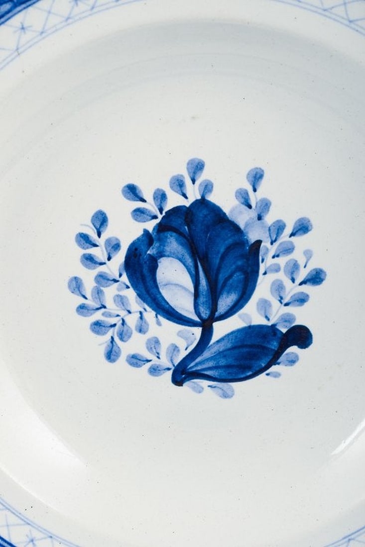 Christian Joachim for Aluminia, Denmark. Tranquebar. Six deep plates in light blue faience with dark - 2