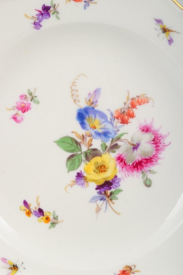 Meissen, Germany. A set of five porcelain plates. Hand-painted with various floral motifs. Mid-20th - 2