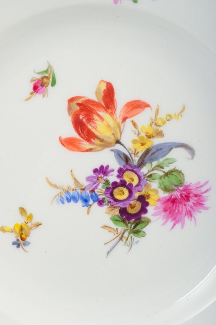 Meissen, Germany. A set of five porcelain plates. Hand-painted with various floral motifs. Mid-20th - 3