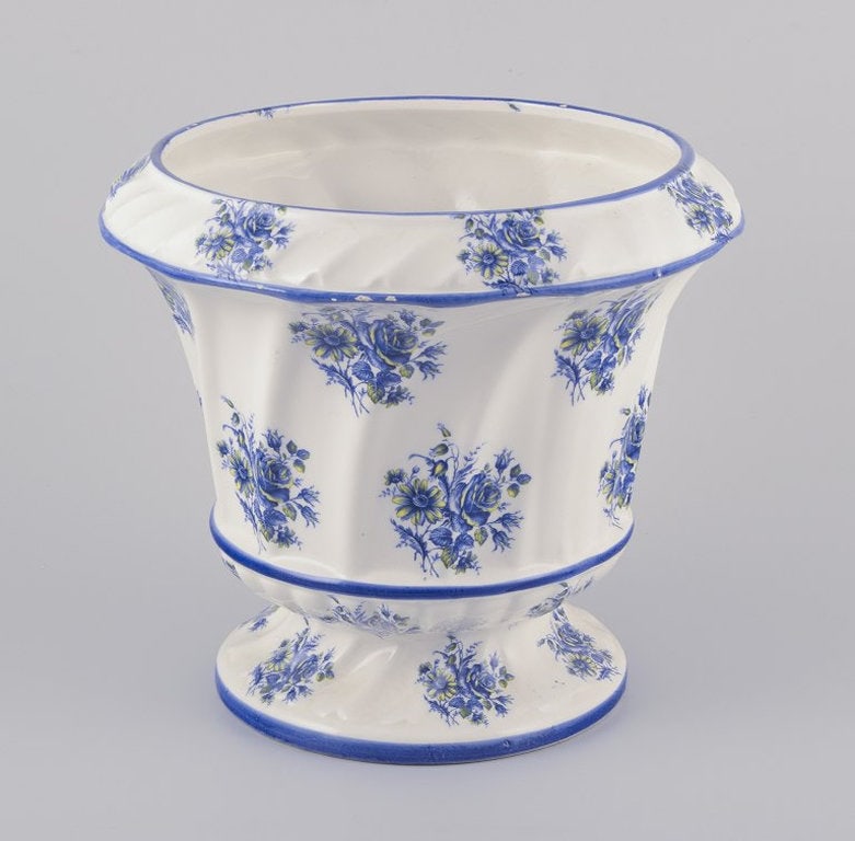 Capodimonte, Italy. Large flowerpot in faience. Mid-20th century. (1 of 9)