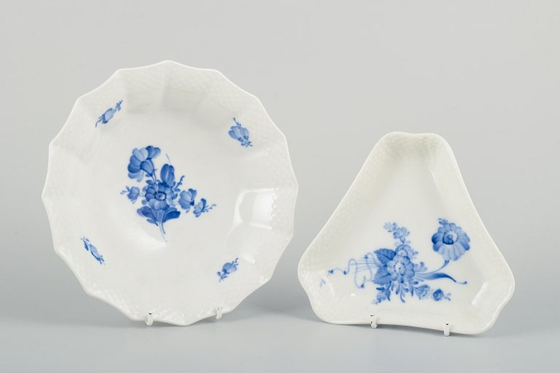 Royal Copenhagen, Blue Flower Braided. Two porcelain bowls. 1960s/70s.: Royal Copenhagen, Blue Flower Braided, two bowls. Model numbers: 10/1881 + 10/8009 First quality. 1960s/70s. In perfect condition. Stamped. Large bowl: D 20.0 cm x H 5.0 cm Smaller triangular bowl: D