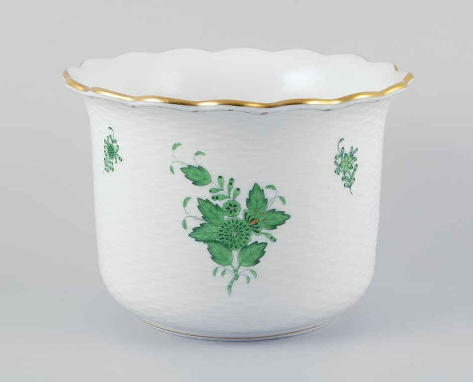 Herend, Hungary. Chinese Bouquet Apponyi Green. Porcelain flowerpot. Mid-20th century.: Herend, Hungary. Chinese Bouquet Apponyi Green, porcelain flowerpot. Hand painted with green floral motifs, gold decoration. Model number 7302 Mid 20th century. Perfect condition. Marked. Dimensions: 