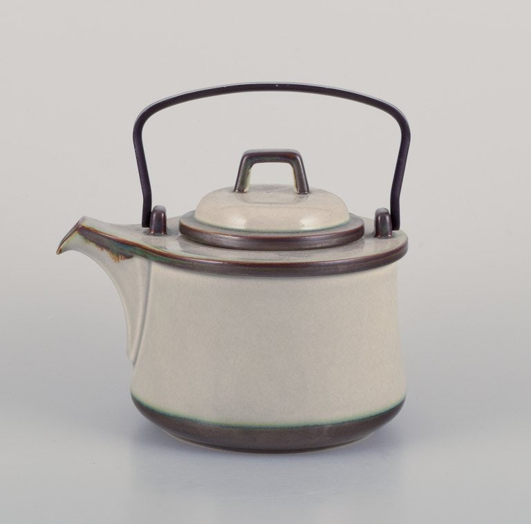 Bing & Grøndahl, "Tema". Stoneware teapot. Cast iron handle.: Bing & Grøndahl, "Tema". Stoneware teapot. Cast iron handle. From the 1970s. Model: 656. Marked. In perfect condition. First factory quality. Dimensions: H 21.5 cm (including handle) x D 21.0 cm