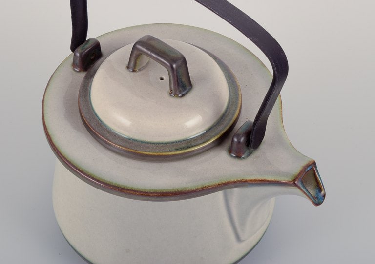 Bing & Grøndahl, "Tema". Stoneware teapot. Cast iron handle. - 5
