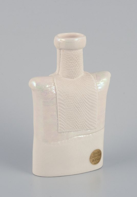 Suzanne Öhlén (born 1953) for Rörstrand, Sweden. Porcelain vase with glaze in light: Suzanne Öhlén (born 1953) for Rörstrand, Sweden. Porcelain vase with glaze in light tones. 1970s/80s. Marked. In perfect condition. First factory quality. Dimensions: H 15.0 cm x D 9.2 