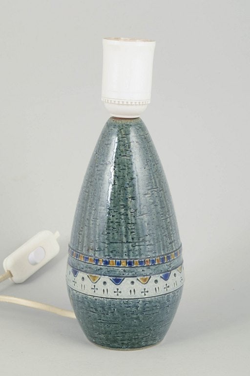 Yngve Blixt for Höganäs, Sweden. Stoneware table lamp with textured surface and green: Yngve Blixt for Höganäs, table lamp. Decorative table lamp in stoneware with characteristic textured surface and green glaze, fitted with socket. Short cord without plug. Origin: Sweden.