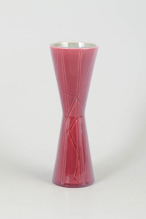 Carl-Harry Stålhane for Rörstrand, Sweden. California vase in glazed stoneware in red: Carl-Harry Stålhane for Rörstrand, California vase. Slender hourglass-shaped vase in glazed stoneware with a deep red glaze and incised decoration. The model "California" is a characteristic