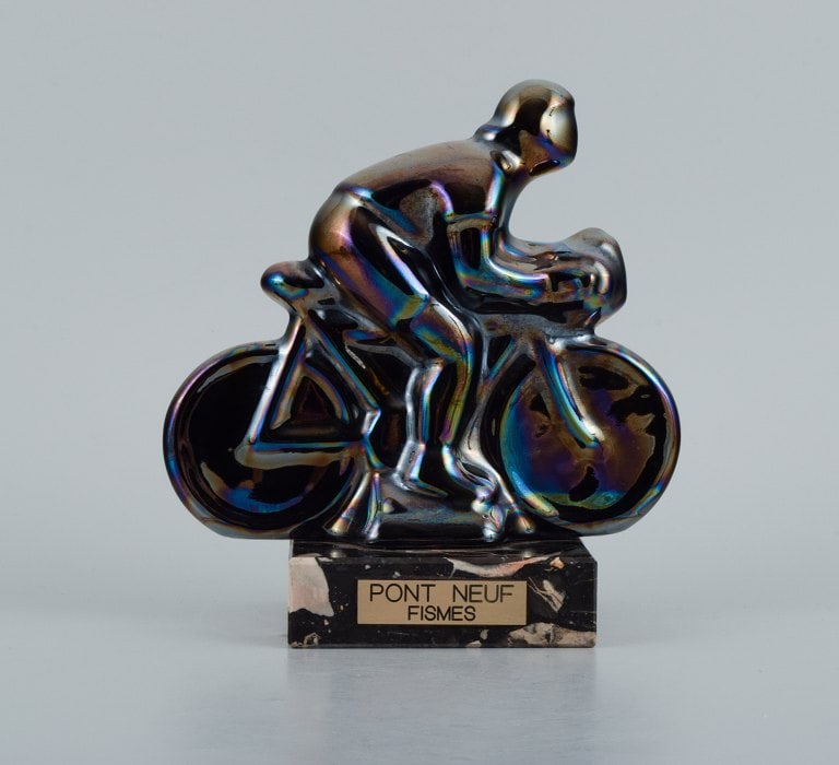 Rambervillers, French ceramic sculpture in the form of a cyclist with beautiful eosin glaze.: Rambervillers, French ceramic sculpture in the form of a cyclist with beautiful eosin glaze. "Pont Neuf - Fismes" prize from French cycling race. Approx. 1970s. In perfect condition. Dimensions: W 17