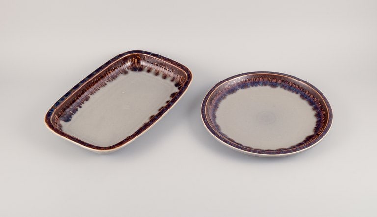 Jens Harald Quistgaard for Bing & Grøndahl, "Mexico" retro design, round dish and oval dish in: Jens Harald Quistgaard for Bing & Grøndahl, "Mexico" retro design, round dish and oval dish in stoneware. 1970s. Model number: 304 + 307 In excellent condition. Marked. First factory quality.