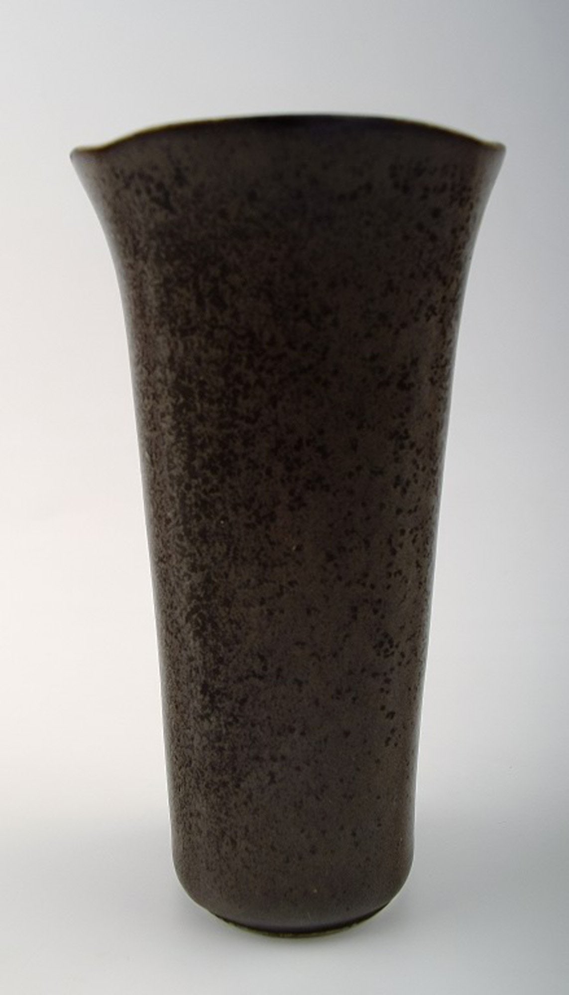 Friberg "Selecta" ceramic vase, Gustavsberg.: Friberg "Selecta" ceramic vase, Gustavsberg. Sweden 1960s. Fine glaze in shades of brown. Perfect. 1st. factory quality. Size: 12 cm.; Friberg "Selecta" ceramic vase, Gustavsberg. Sweden 1960s. Fine g