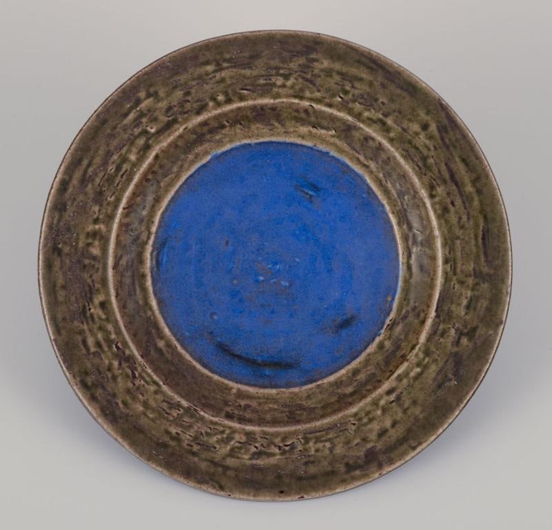 Mari Simmulson for Upsala Ekeby. Ceramic dish glazed in green and blue tones. Ca. 1960.: Mari Simmulson (1911-2000) for Upsala Ekeby. Ceramic dish. Hand-decorated in green and blue hues. Ca. 1960. Model 6000. Marked. In perfect condition. Dimensions: D 22.5 cm. x H 3.0 cm.; Mari Simmulson