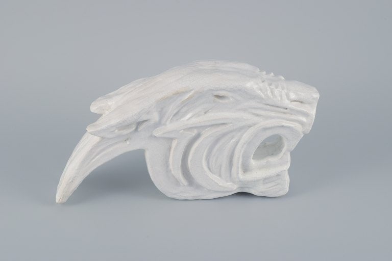 Roger Guerin (1896-1954), unique sculpture in white glazed ceramic in the form of a cat.: Roger Guerin (1896-1954), unique sculpture in white glazed ceramic in the form of a cat. Approx. 1960s. In good condition with minor signs of use. Signed. Measuring: Length 34.0 x Height 18.0 Depth 9.