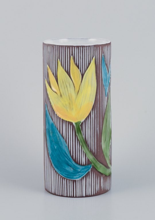Mari Simmulson (1911-2000) for Upsala Ekeby, Sweden. Ceramic vase with floral motifs.: Mari Simmulson (1911-2000) for Upsala Ekeby, Sweden. Ceramic vase with floral motifs. Polychrome glaze. Approximately from the 1960s. Marked. In perfect condition. Dimensions: H 19.9 cm x D 8.8 cm.