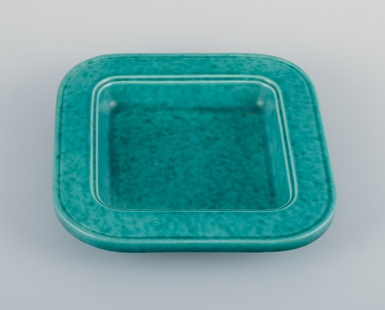 Wilhelm Kåge (1889-1960) for Gustavsberg, ceramic square bowl. Classic green glaze from the: Wilhelm Kåge (1889-1960) for Gustavsberg, ceramic square bowl. Classic green glaze from the Argenta series. Mid-20th century. In perfect condition. Unmarked. Dimensions: D 21.0 cm x H 4.0 cm.