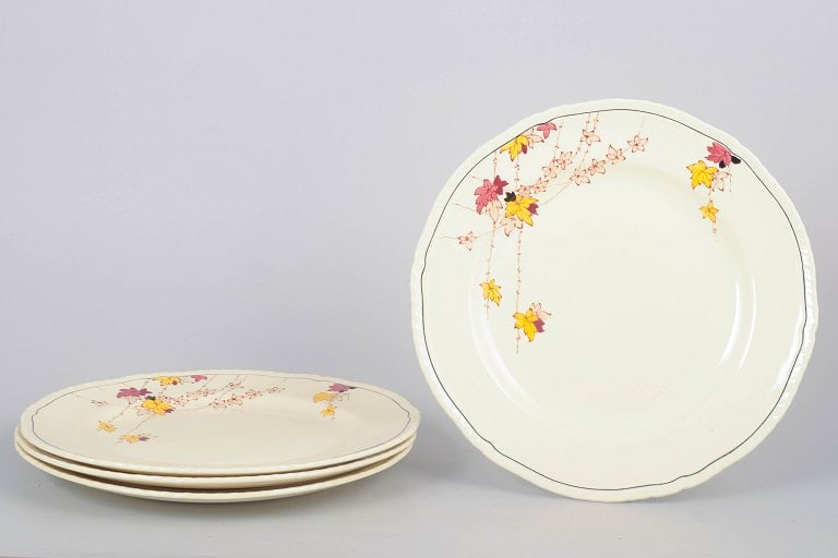 Alfred Meakin, England. Set of four Art Deco faience dinner plates with Rusette decoration. Approx.: Alfred Meakin, set of four Rusette dinner plates. Set of four Art Deco faience dinner plates with Rusette decoration of stylised flowers in red, yellow, and pink tones. Origin: England. Material: Faie
