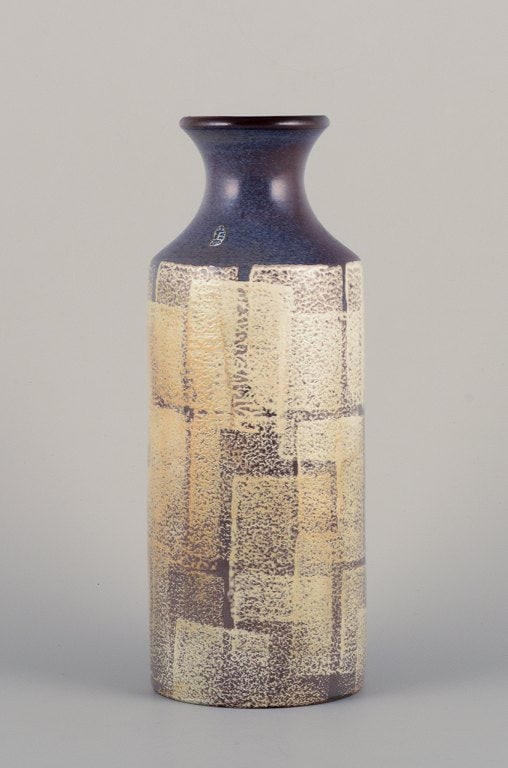 Mari Simmulson for Upsala Ekeby, Sweden. Ceramic vase with geometric pattern in violet and cream - 2