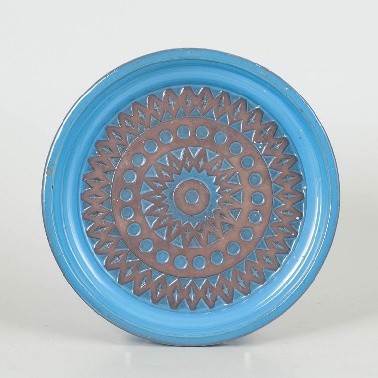 Mari Simmulson for Upsala Ekeby, Sweden. Round turquoise ceramic dish with geometric relief. Approx.: Mari Simmulson for Upsala Ekeby dish model 7019. Decorative Swedish ceramic dish in round form with geometric relief decoration in concentric patterns and vibrant turquoise glaze, executed in a charac