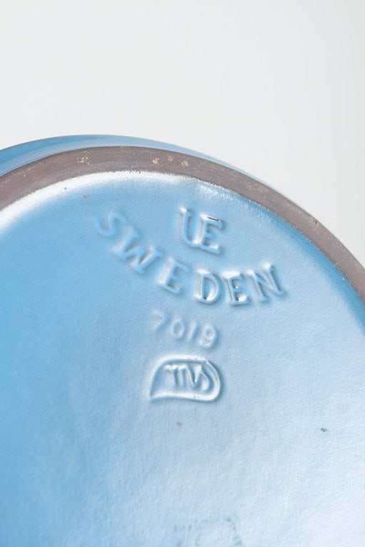 Mari Simmulson for Upsala Ekeby, Sweden. Round turquoise ceramic dish with geometric relief. Approx. - 4