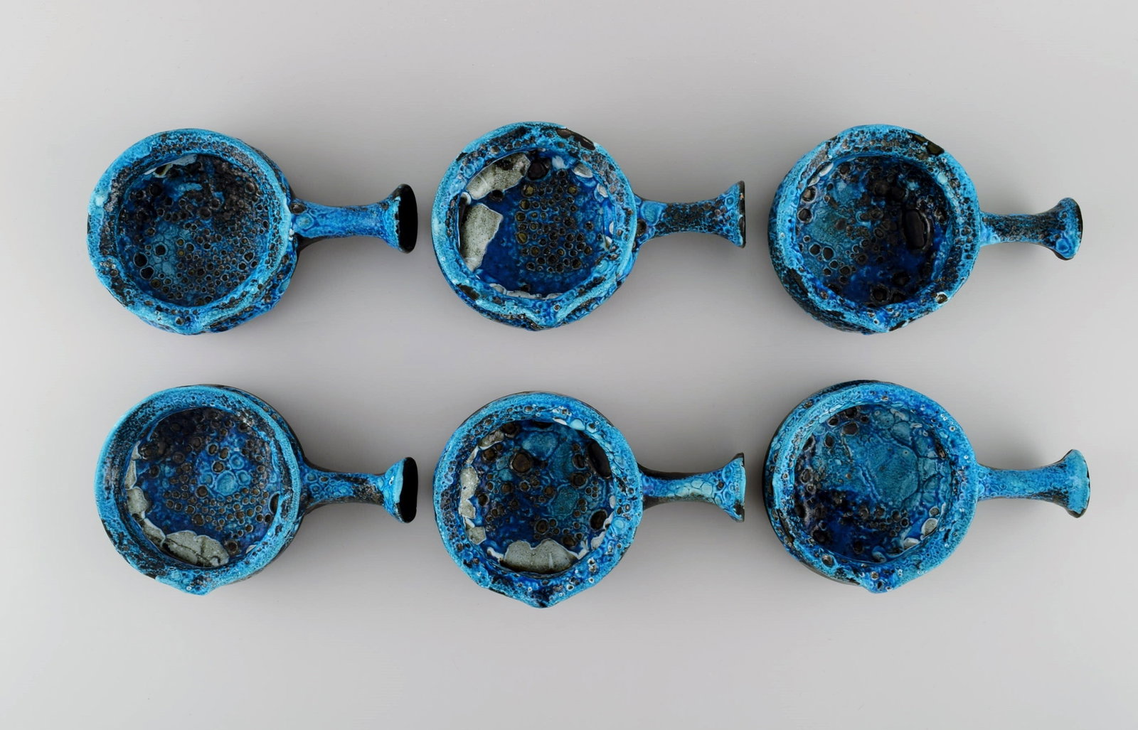 French ceramist. Six tapas bowls in glazed stoneware. Beautiful glaze in azure shades. Unique,: French ceramist. Six tapas bowls in glazed stoneware. Beautiful glaze in azure shades. Unique, high-quality ceramics. Mid-20th century. Measures: 15 x 10 x 4 cm (incl. Handle). In excellent