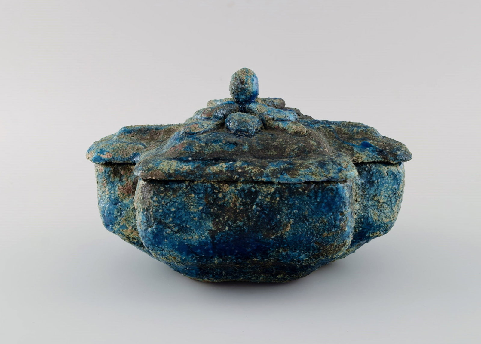 Albert Dahan for Vallauris. Unique art deco lidded chest in glazed stoneware. Beautiful glaze in: Albert Dahan for Vallauris. Unique art deco lidded chest in glazed stoneware. Beautiful glaze in shades of blue. Ca. 1970. Measures: 21 x 16 cm. Height: 13.5 cm. In excellent condition. Indistinctly