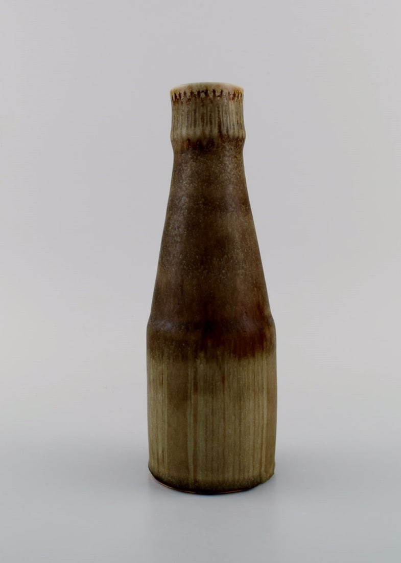 Carl Harry Stålhane (1920-1990) for Rörstrand. Vase in glazed ceramics. Beautiful glaze in: Carl Harry Stålhane (1920-1990) for Rörstrand. Vase in glazed ceramics. Beautiful glaze in brown and light earth tones. 1960s. Measures: 23.7 x 8.5 cm. In excellent condition. Stamped. 1st f