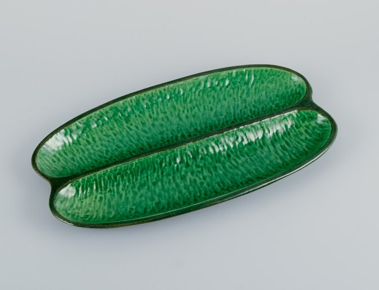 Höganäs, elongated two-part ceramic dish in an organic shape. Beautiful glaze in shades of: Höganäs, elongated two-part ceramic dish in an organic shape. Beautiful glaze in shades of green. Mid 20th century. Signed KL. In perfect condition. Dimensions: L 34.0 x W 18.0 x H 3.0 cm.