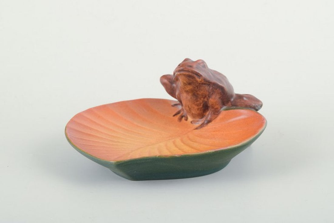 Ipsens Enke, Denmark. An atmospheric ceramic bowl with frog. Early 20th century. (1 of 4)