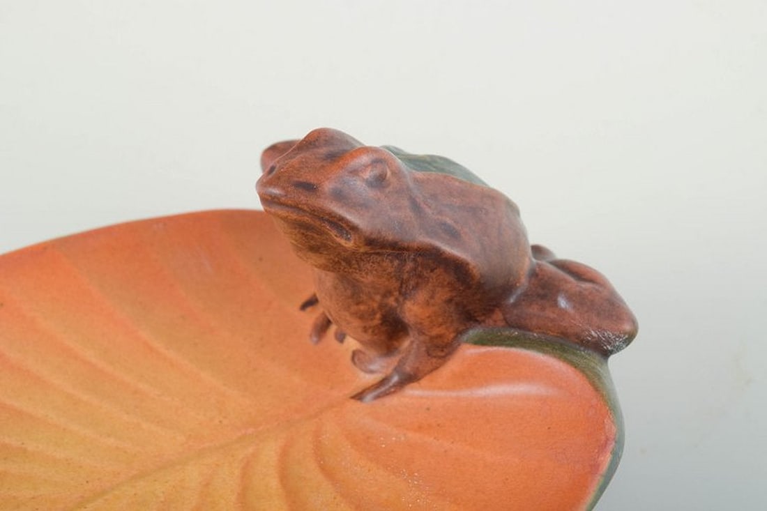 Ipsens Enke, Denmark. An atmospheric ceramic bowl with frog. Early 20th century. - 3