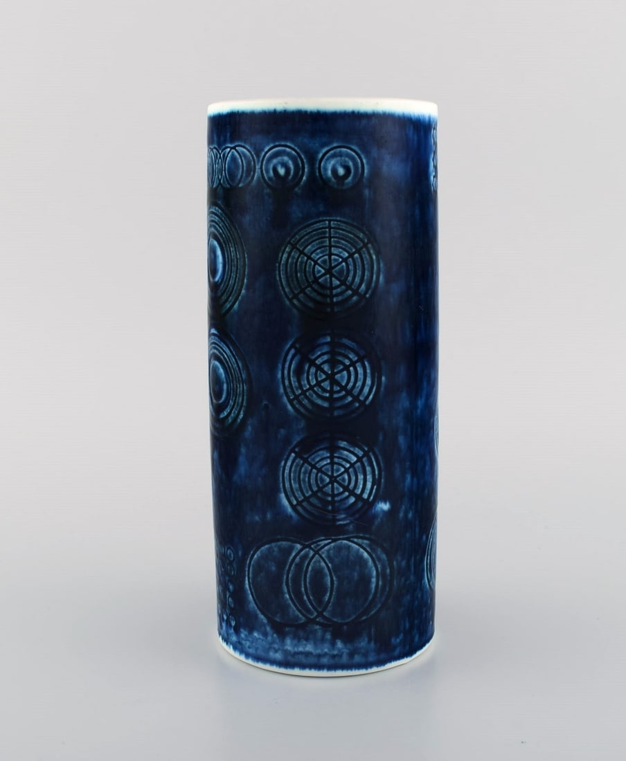 Olle Alberius for Rörstrand. Sarek vase in hand-painted glazed ceramics. Swedish design, 1960s: Olle Alberius for Rörstrand. Sarek vase in hand-painted glazed ceramics. Swedish design, 1960s / 70s. Measures: 22 x 9 cm. In excellent condition. 1st factory quality. Reserve: $189.00 Shipping: 