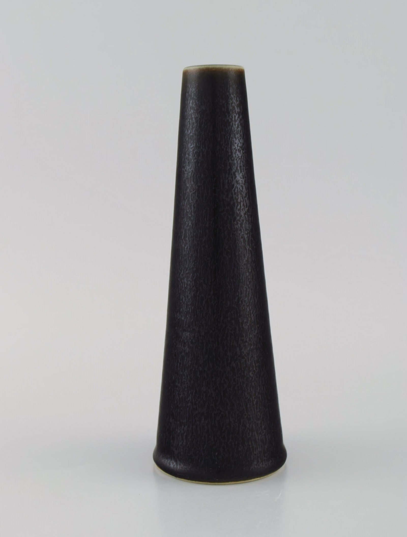 Carl Harry Stålhane (1920-1990) for Rörstrand. Cone-shaped vase in glazed ceramics.: Carl Harry Stålhane (1920-1990) for Rörstrand. Cone-shaped vase in glazed ceramics. Beautiful speckled glaze in dark and metallic shades. Mid-20th century. Measures: 21 x 7.5 cm. In