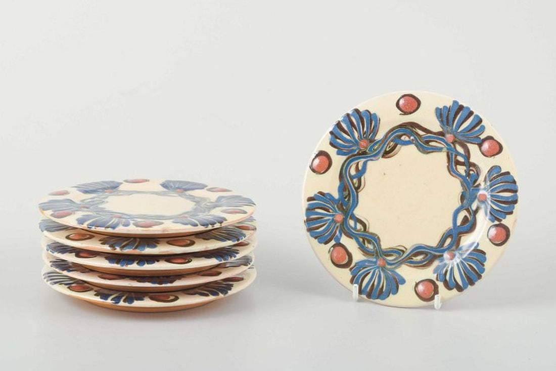 Kähler, Denmark. Set of six small 'Marguerite' service plates in hand-decorated glazed ceramic.: Kähler, Denmark Set of six small plates from the Marguerite service, glazed ceramics hand-decorated with polychrome blue leaf garlands and red fruit motifs on a light ground. Manufacturer: Kä