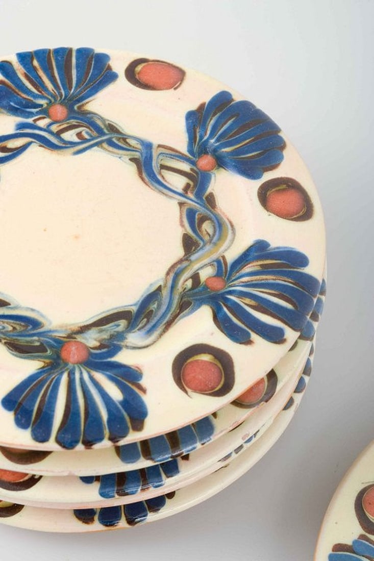 Kähler, Denmark. Set of six small 'Marguerite' service plates in hand-decorated glazed ceramic. - 3