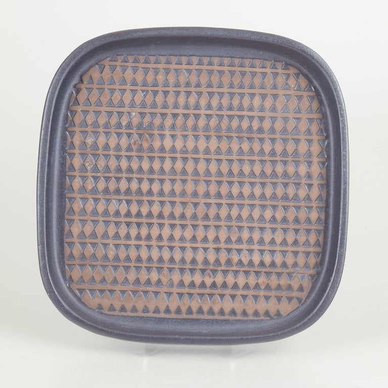 Mari Simmulson for Upsala Ekeby, Sweden. Stoneware large dish with rounded corners in brown and blue: Mari Simmulson for Upsala Ekeby, large dish. Large square stoneware dish with rounded corners and a decorative surface featuring a repeating triangular pattern in brown and blue glaze. Slight relief