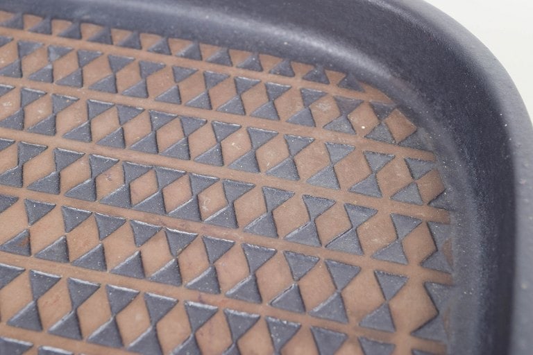Mari Simmulson for Upsala Ekeby, Sweden. Stoneware large dish with rounded corners in brown and blue - 4