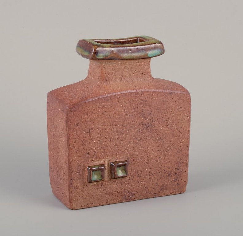 Curt Magnus Addin, Swedish ceramist. Own studio. Unique ceramic vase in a modernist style. Chamotte: Curt Magnus Addin (1931-2007), Swedish ceramist. Own studio. Unique ceramic vase in a modernist style. Chamotte clay. 1970s. Marked and signed. In perfect condition. Dimensions: W 14.0 cm x D 7.0 cm