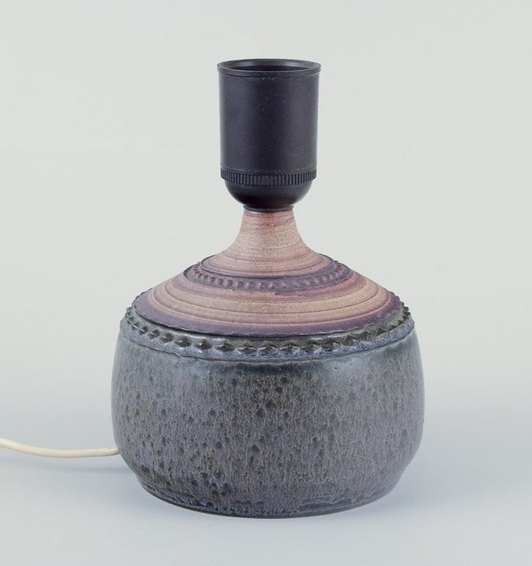 Klas-Göran Klaesson (Klase J:r) for Höganäs, Sweden. Table lamp of stoneware. With: Klas-Göran Klaesson (Klase J:r) (1945-2024) for Höganäs, Sweden. Table lamp of stoneware. With pattern in the decoration. Glazed and unglazed. Glaze in blue-greenish tones. Modernist de
