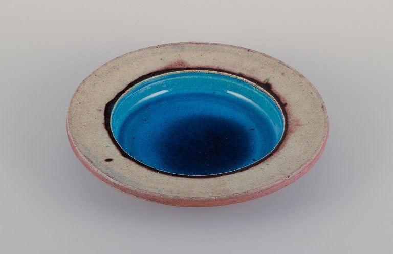 Nils Kähler for Kähler, Denmark. Round ceramic bowl in a modernist style. Turquoise and: Nils Joakim Kähler (1906-1979) for Kähler, Denmark. Round ceramic bowl in a modernist style. Turquoise and cream-colored glaze. Approximately from the 1960s. Marked. In perfect condition.