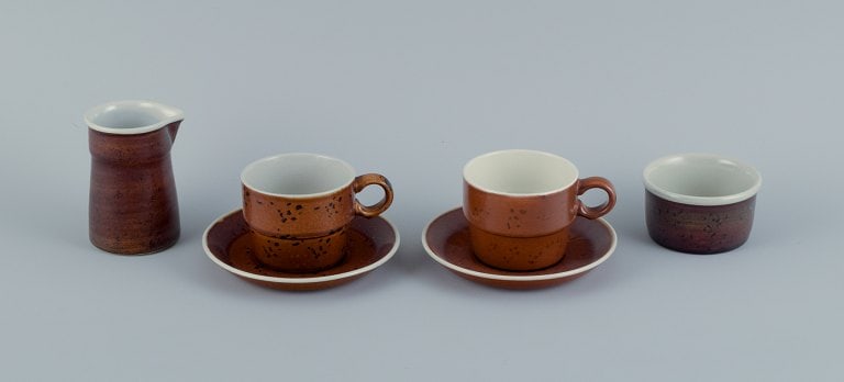Stig Lindberg for Gustavsberg, COQ, two coffee cups with saucers, cream jug and sugar bowl.: Stig Lindberg for Gustavsberg, COQ, two coffee cups with saucers, cream jug and sugar bowl. Approx. 1970s. In perfect condition. Marked. Cup: H 6.0 x D 7.5 cm. without handle. Saucer: D 13.0 cm.